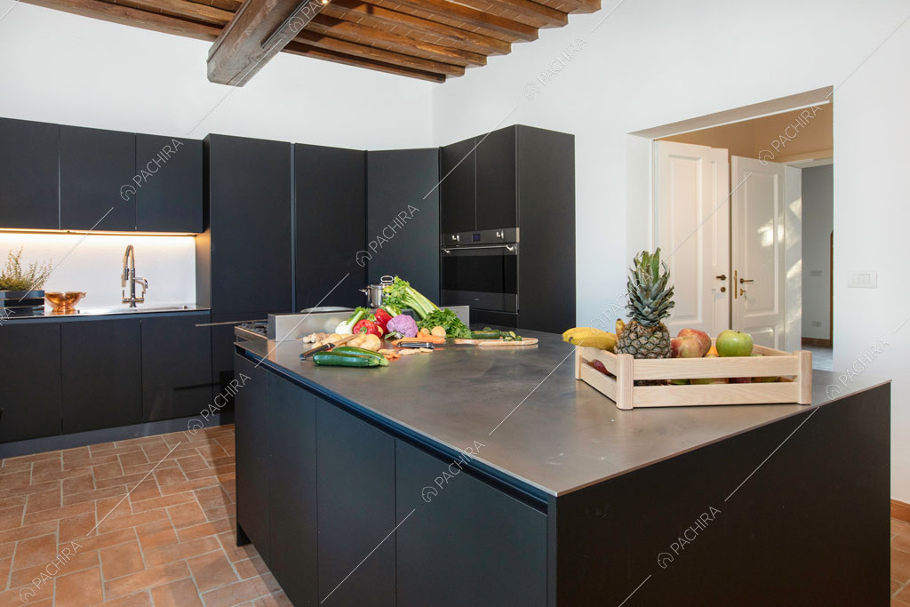 Cucina nera a isola della villa Bardenas, location in stile rustico a Siena