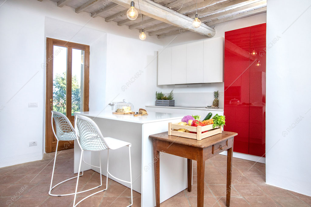 Cucina a isola con fornelli a induzione della villa Bardenas, location in stile rustico a Siena