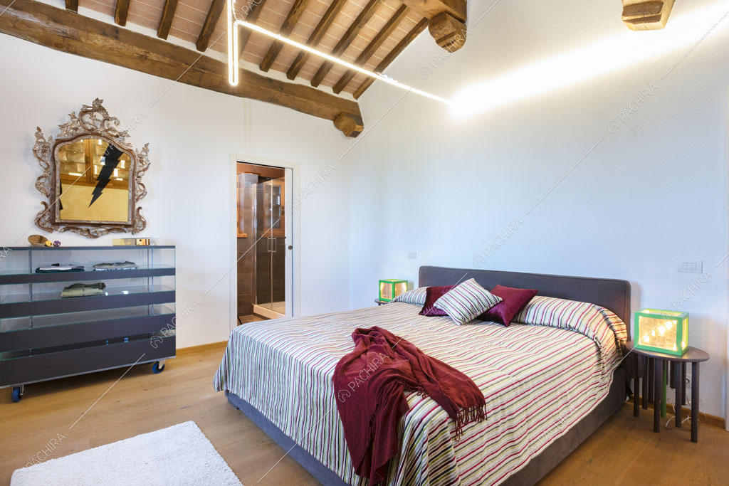 Pavimento in parquet nella camera da letto matrimoniale della villa Bardenas, location in stile rustico a Siena
