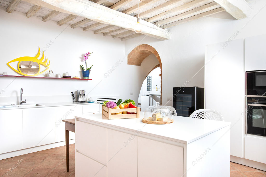 Isola bianca nella cucina della villa Bardenas, location in stile rustico a Siena