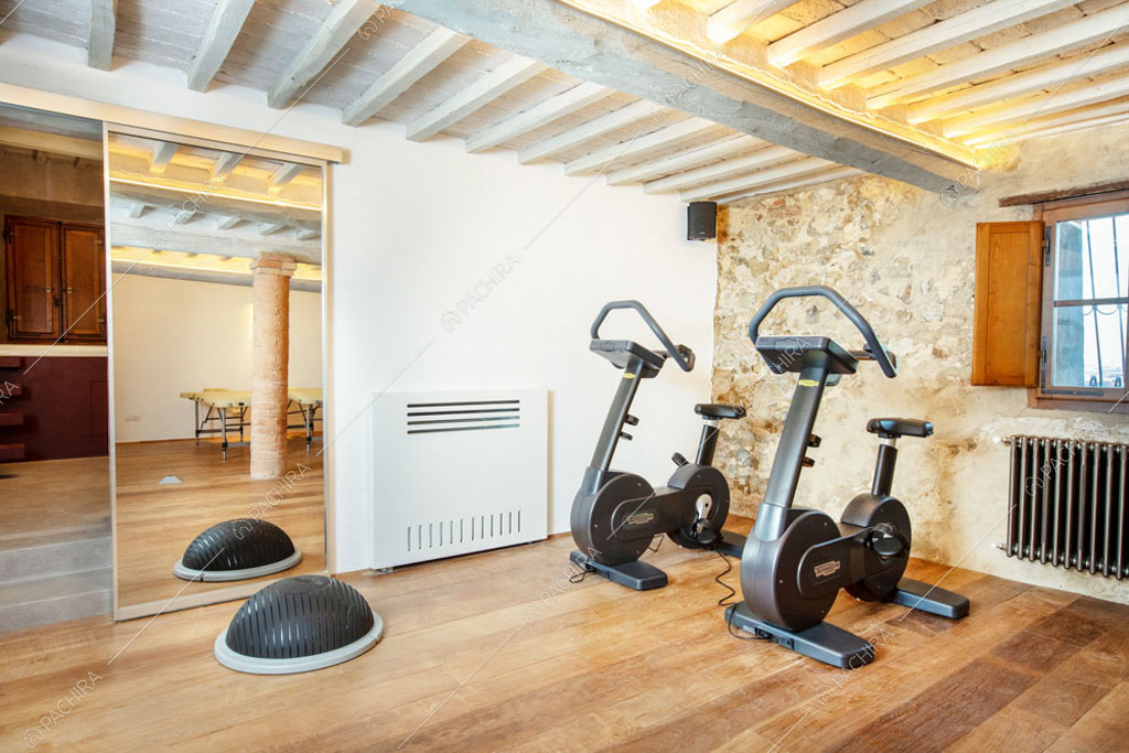 Palestra con pavimento in parquet della villa Bardenas, location in stile rustico a Siena