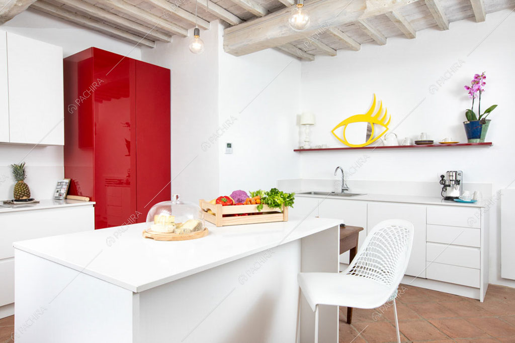 Pavimento in cotto nella cucina a isola della villa Bardenas, location in stile rustico a Siena