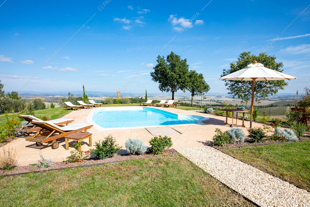 Piscina con vista della villa Bardenas, location in stile rustico a Siena