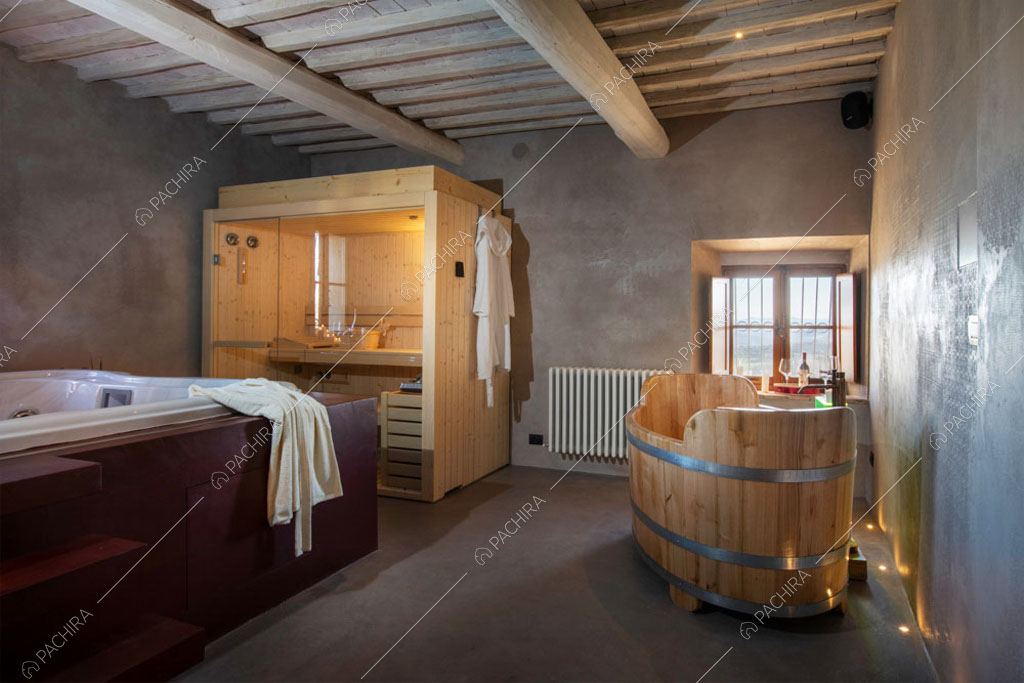 Spa con travi in legno a vista sul soffitto nella villa Bardenas, location in stile rustico a Siena