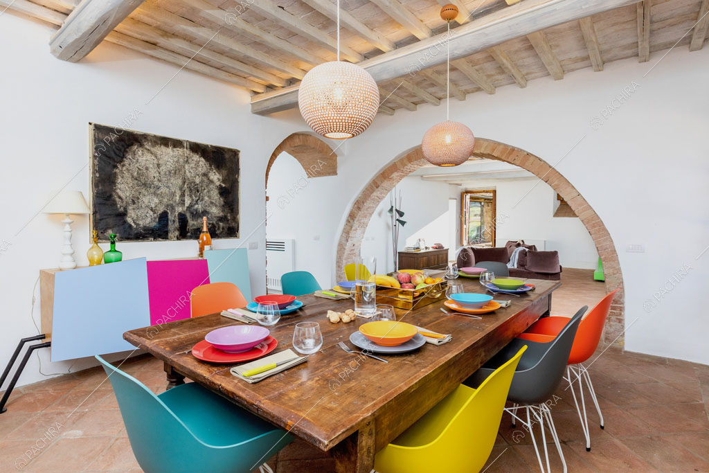 Sala da pranzo con travi a vista sul soffitto della villa Bardenas, location in stile rustico a Siena