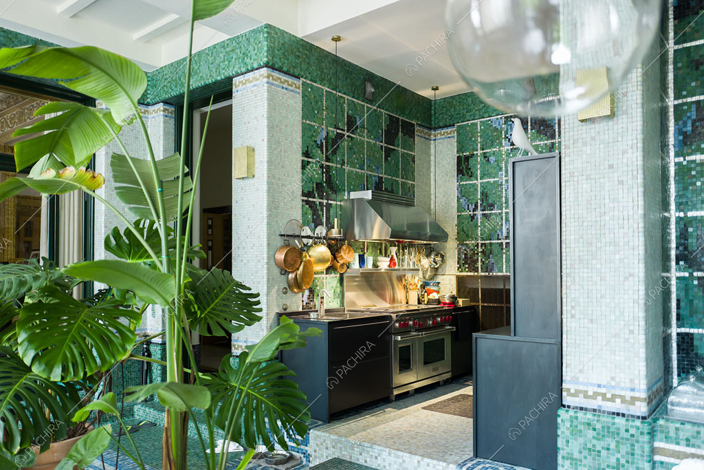 Cucina a parete a vista con fornelli a induzione dell'appartamento Argentino, location in stile classico a Trieste