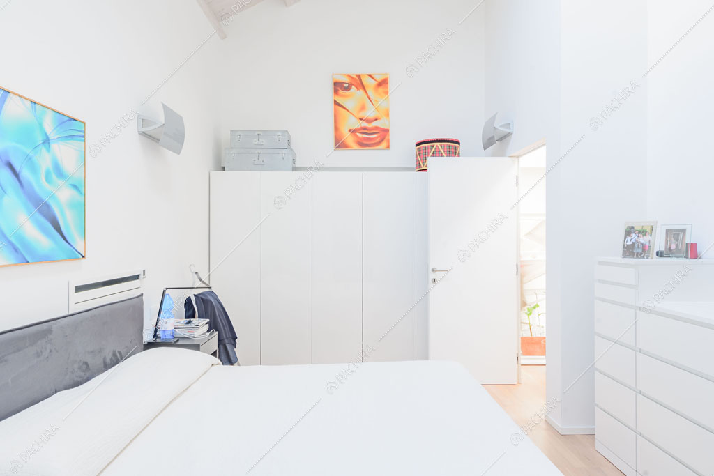 Camera da letto matrimoniale total white del loft Crisopazio, location in stile contemporaneo a Milano