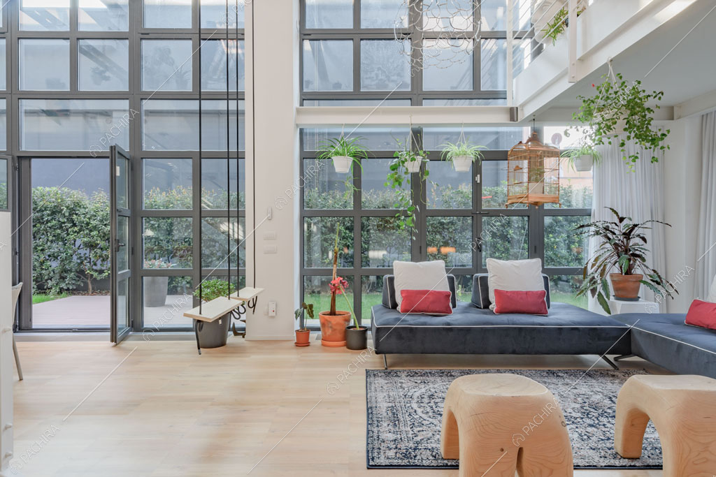 Vetrate in stile industriale nella sala del loft Crisopazio, location in stile contemporaneo a Milano