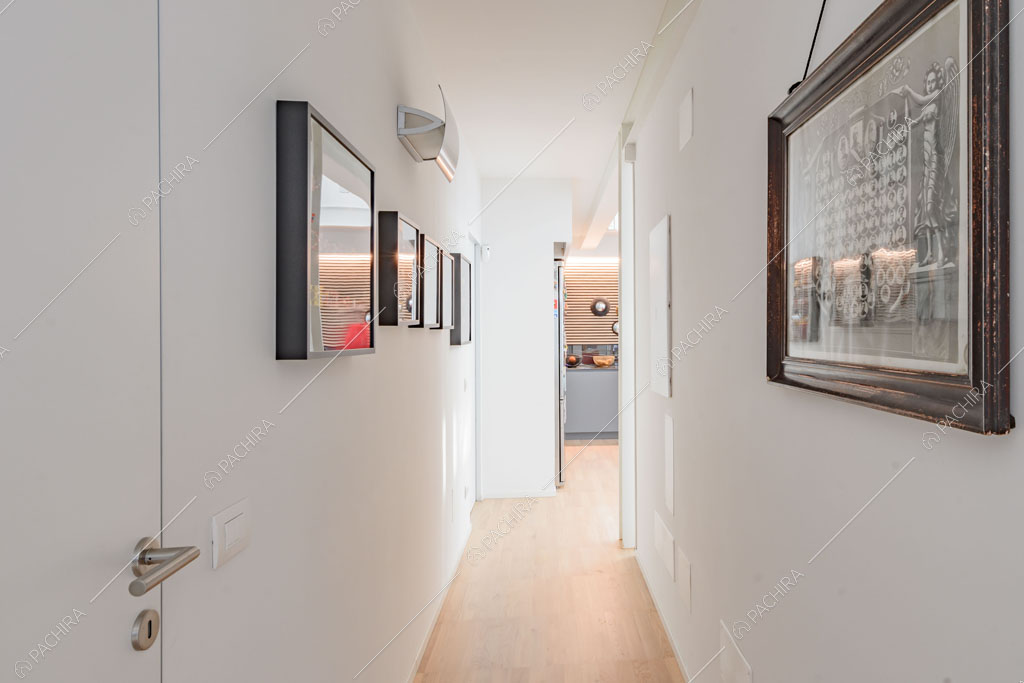 Corridoio con pareti bianche del loft Crisopazio, location in stile contemporaneo a Milano