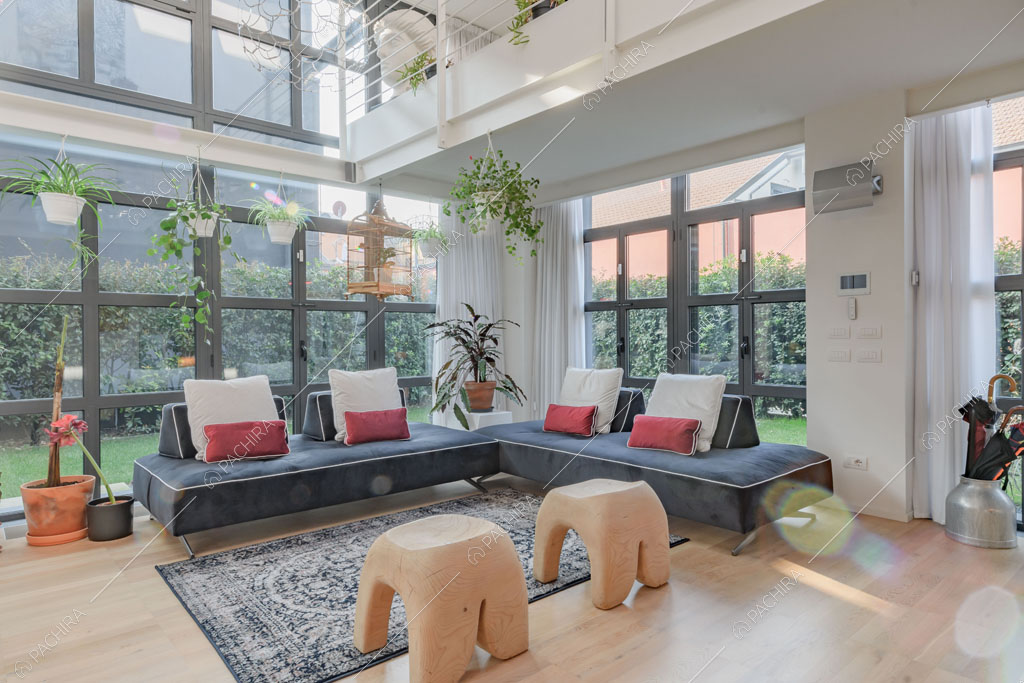 Divani neri nella sala del loft Crisopazio, location in stile contemporaneo a Milano