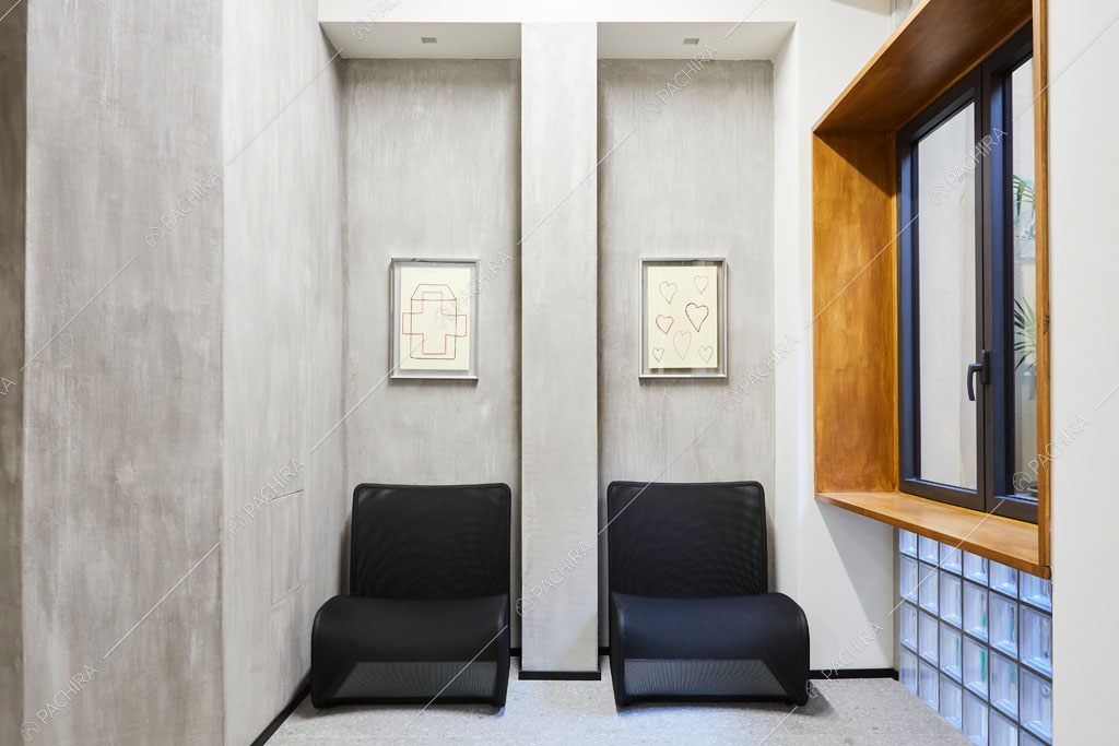 Sala con pareti in cemento dell'ufficio Olmaria, location in stile contemporaneo a Milano