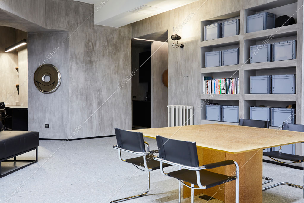 Pareti in cemento nella sala dell'ufficio Olmaria, location in stile contemporaneo a Milano