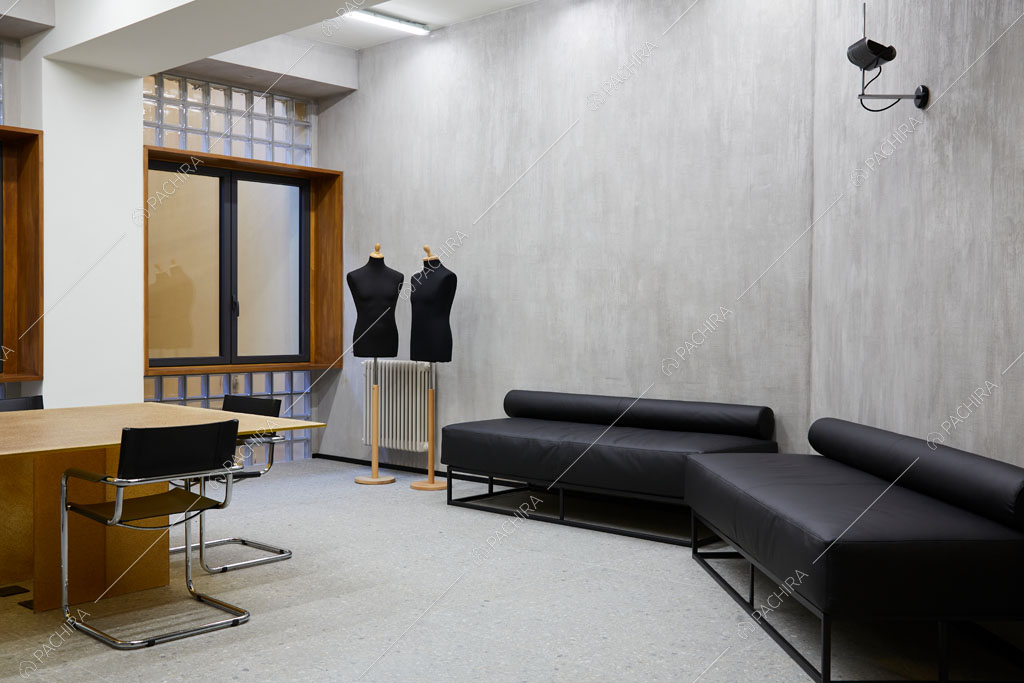 Divani neri in pelle nella sala dell'ufficio Olmaria, location in stile contemporaneo a Milano