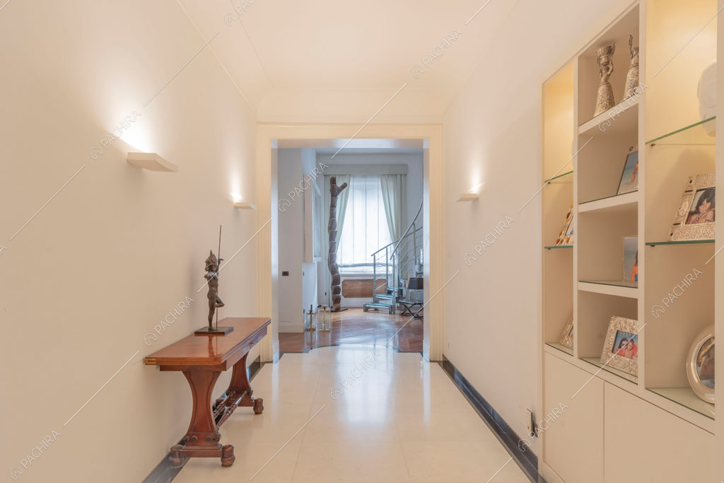 Luminoso corridoio dell'appartamento Kiwano, location in stile moderno a Roma