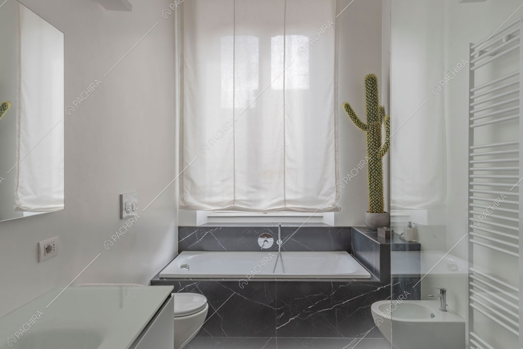Bagno con vasca nell'appartamento Kiwano, location in stile moderno a Roma