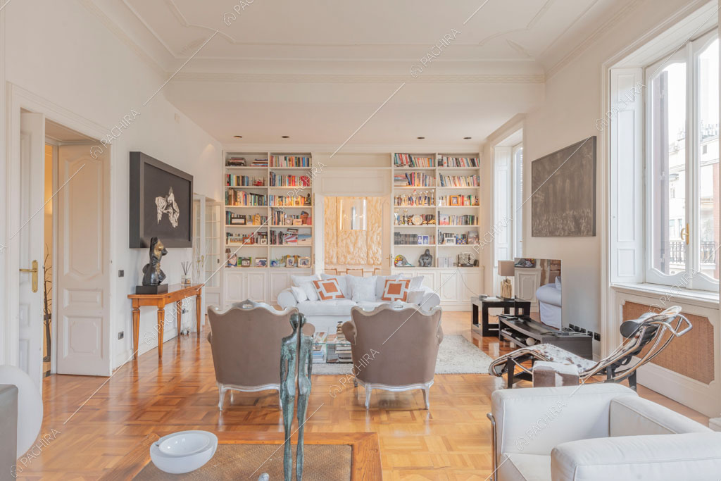 Sala con pavimento in parquet dell'appartamento Kiwano, location in stile moderno a Roma