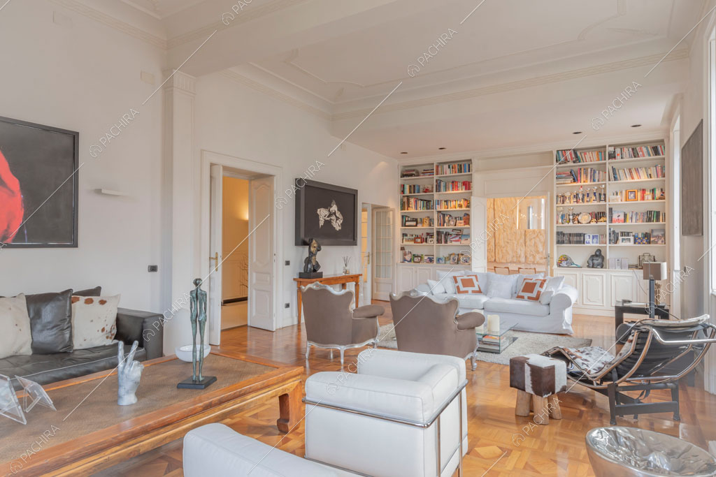 Luminosa sala con boiserie sul soffitto dell'appartamento Kiwano, location in stile moderno a Roma