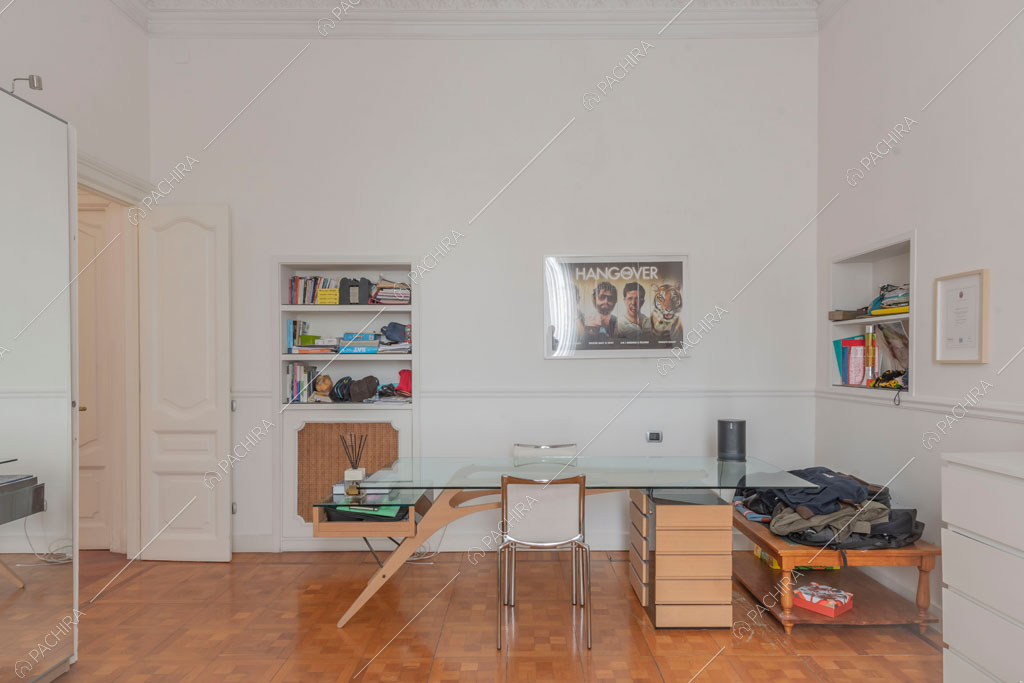 Pareti bianche della camera da letto dell'appartamento Kiwano, location in stile moderno a Roma