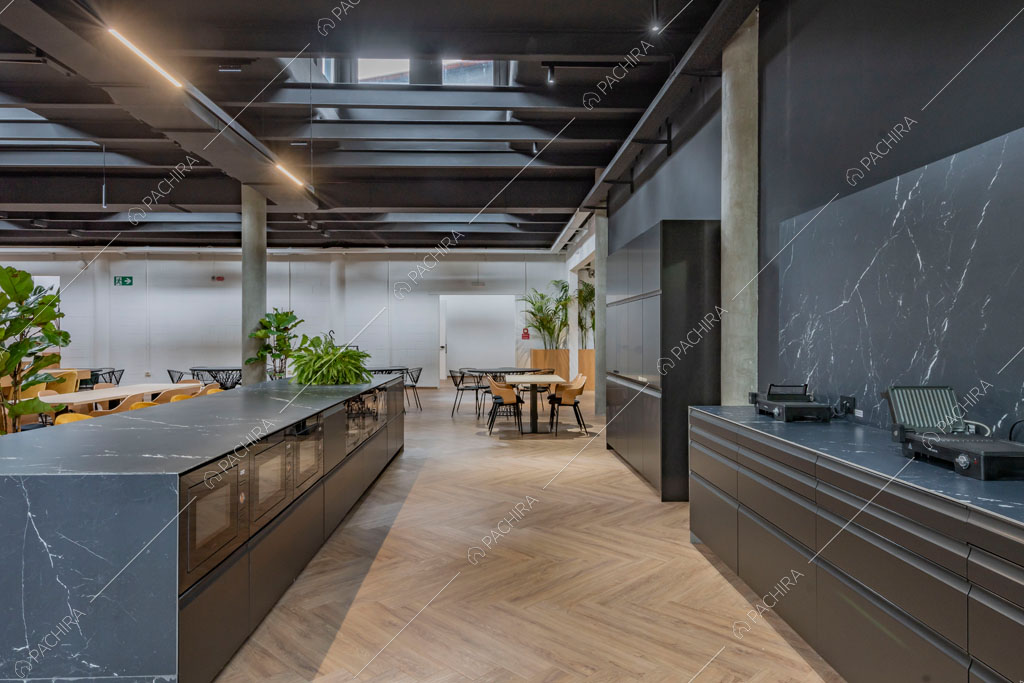 Cucina a isola dell'espositivo Copper, location in stile industriale a Milano