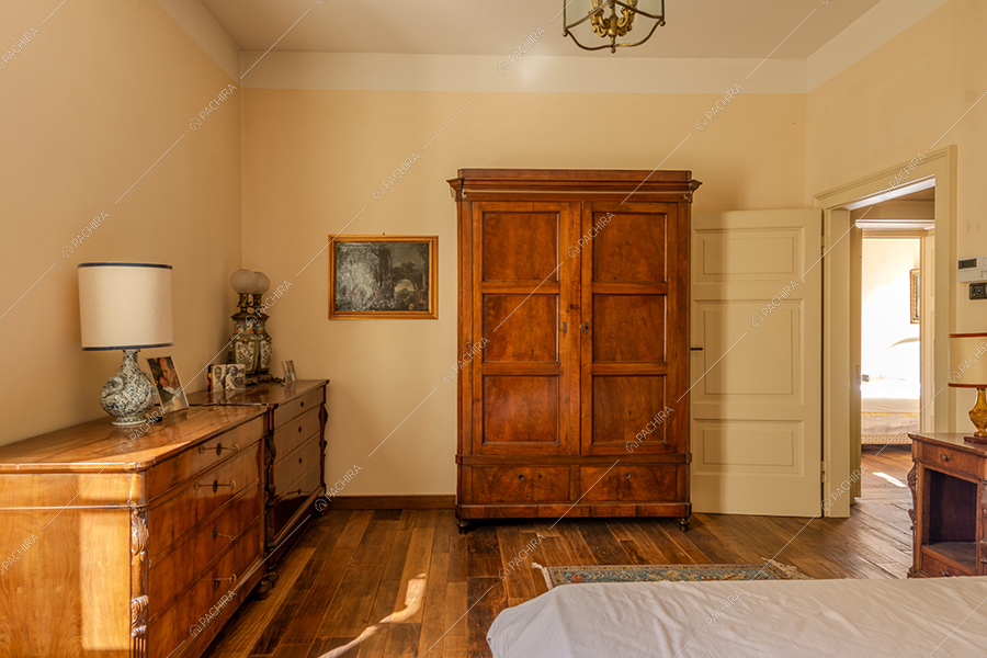 Camera da letto della dimora storica Rodopi, location in stile classico a Bergamo