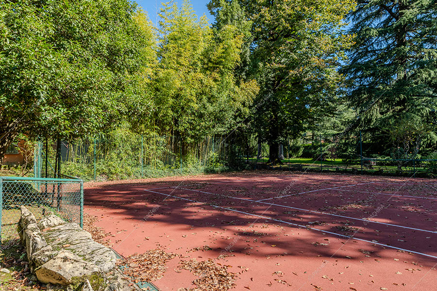 Campo da tennis della dimora storica Rodopi, location in stile classico a Bergamo