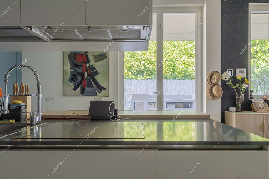 Cucina a isola della villa Garnet, location in stile contemporaneo a Milano