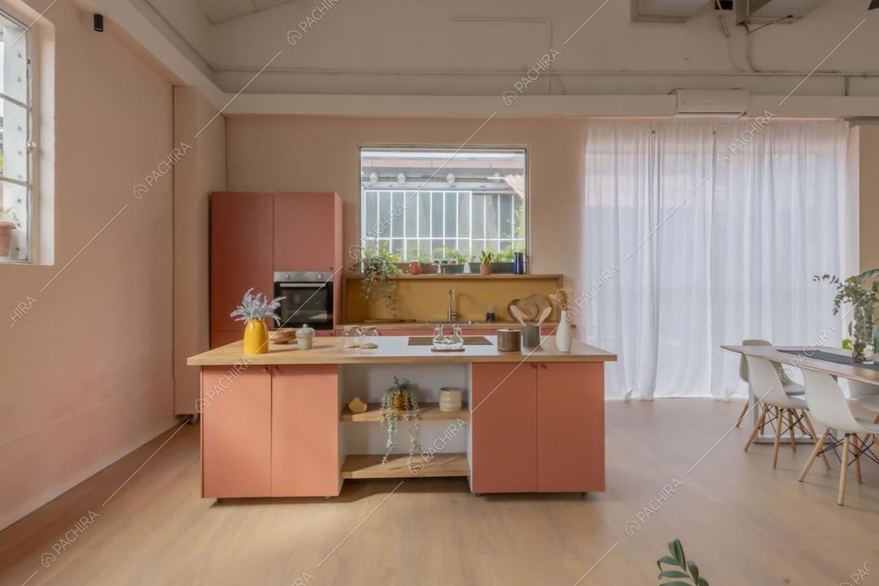Cucina a isola dello studio Eclipse, location in stile contemporaneo a Milano