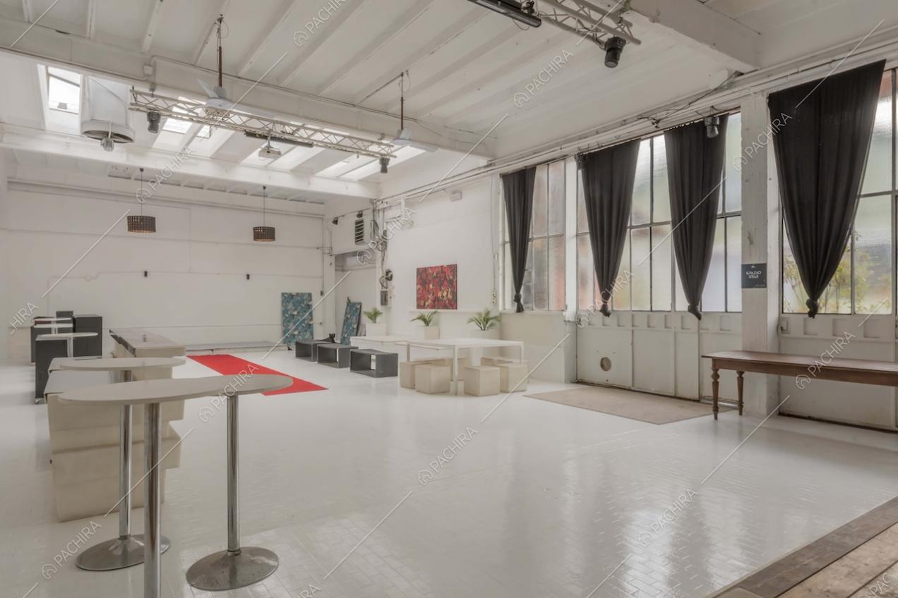 Loft total white dello studio Eclipse, location in stile contemporaneo a Milano