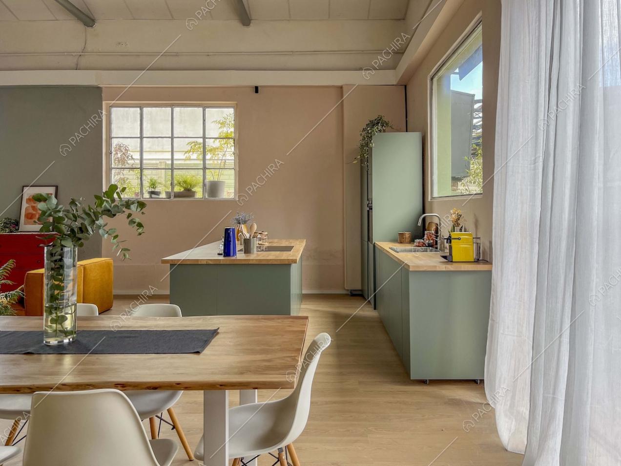 Cucina a vista dello studio Eclipse, location in stile contemporaneo a Milano