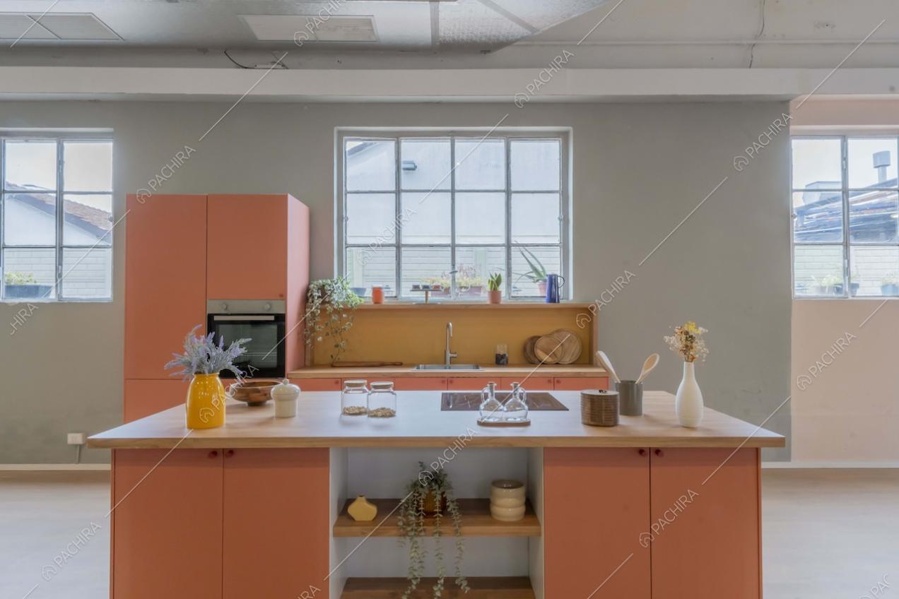 Cucina a isola dello studio Eclipse, location in stile contemporaneo a Milano