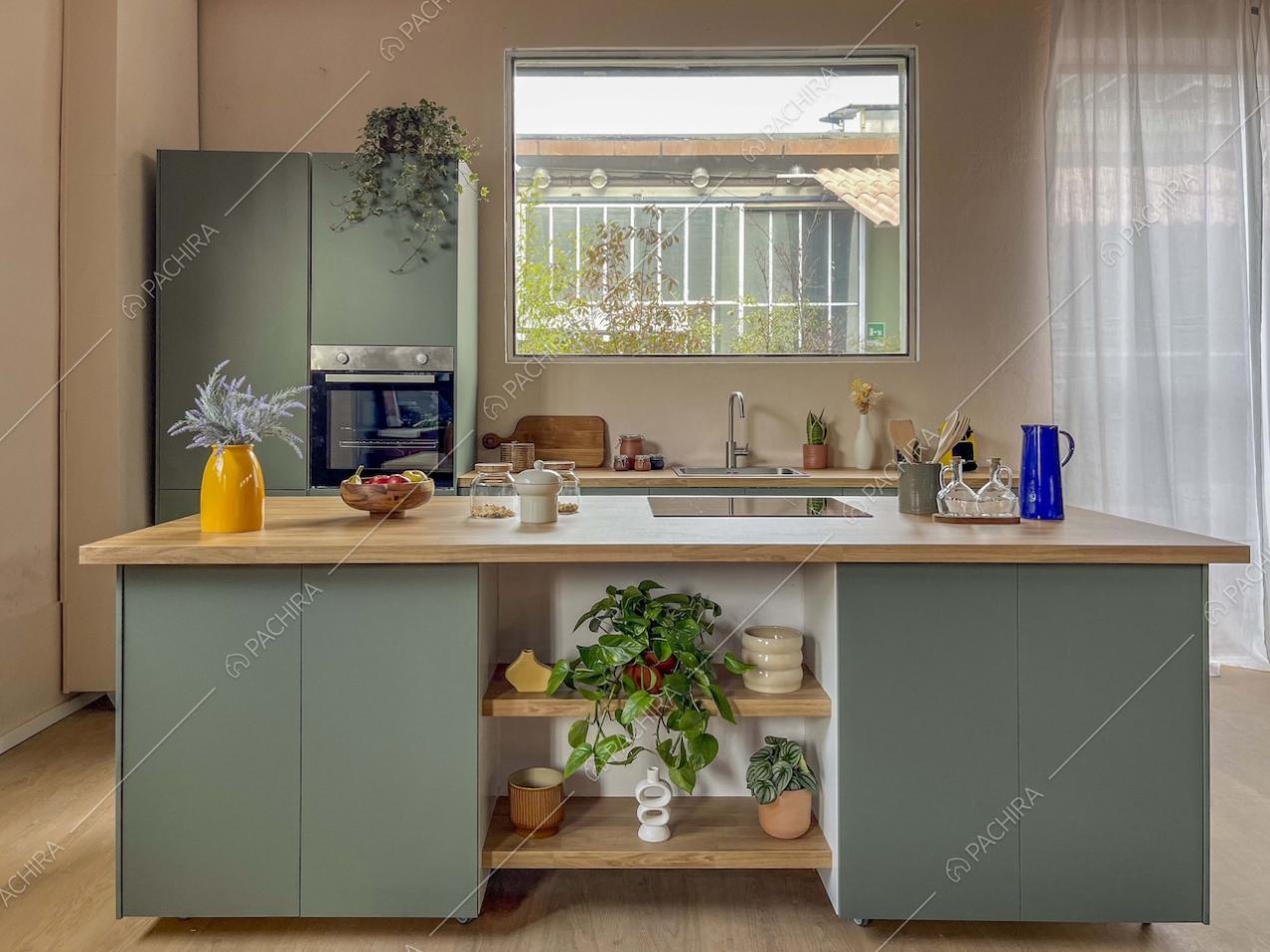 Cucina a isola dello studio Eclipse, location in stile contemporaneo a Milano