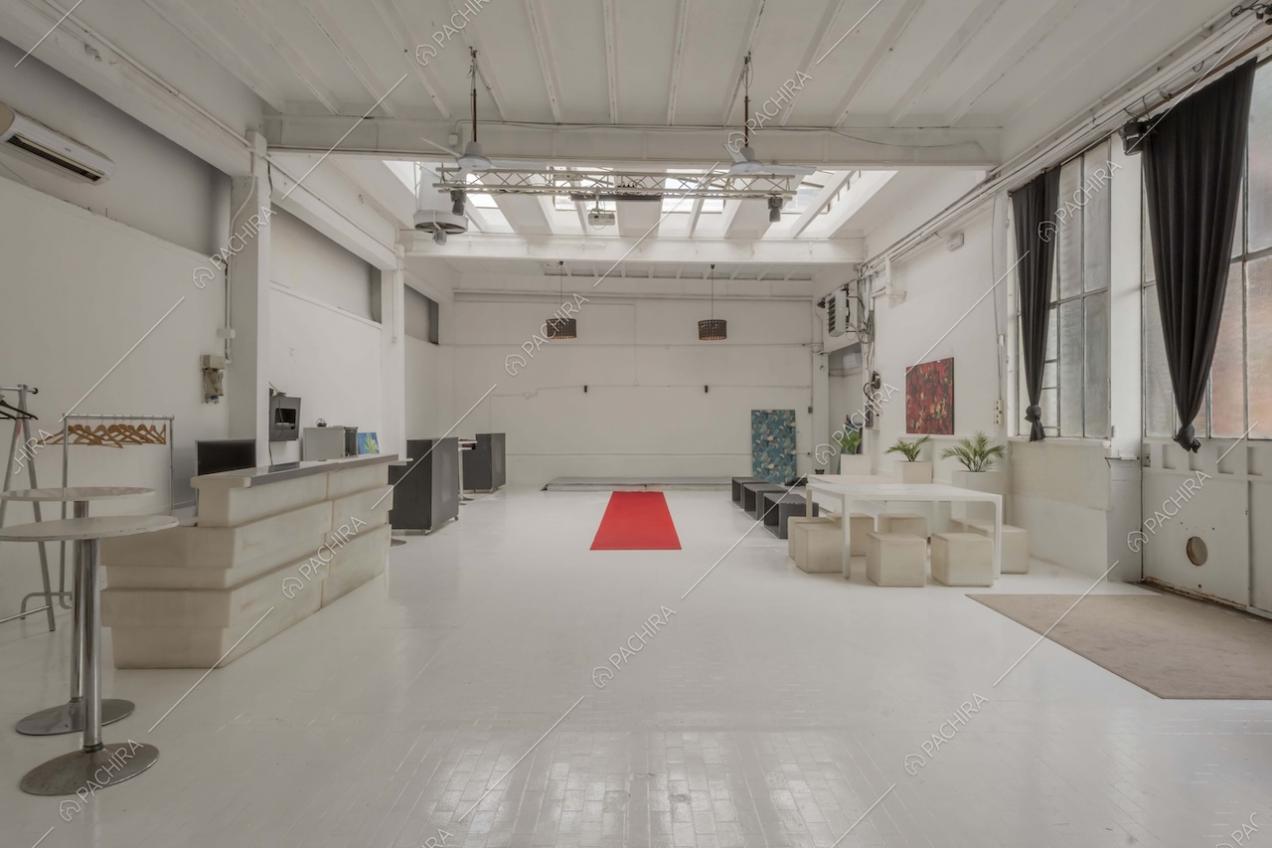 Loft total white dello studio Eclipse, location in stile contemporaneo a Milano