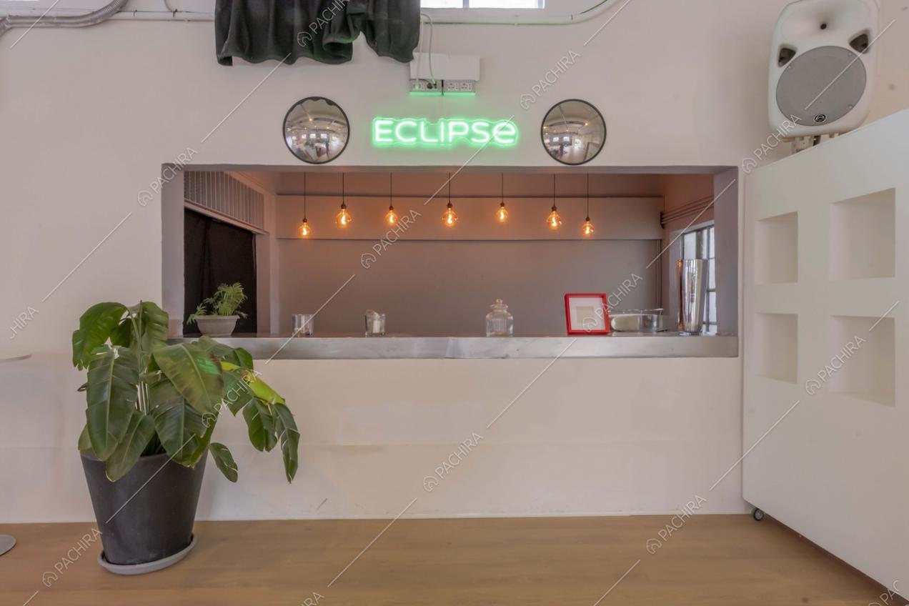 Bancone dello studio Eclipse, location in stile contemporaneo a Milano
