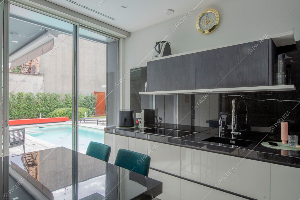 Cucina della villa Manioca, location in stile contemporaneo a Monza