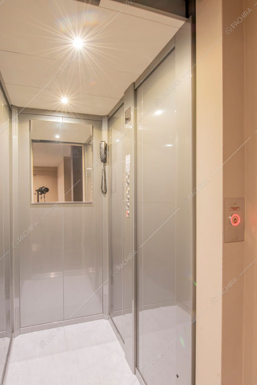 Ascensore della villa Yellowstone, location in stile contemporaneo a Bergamo