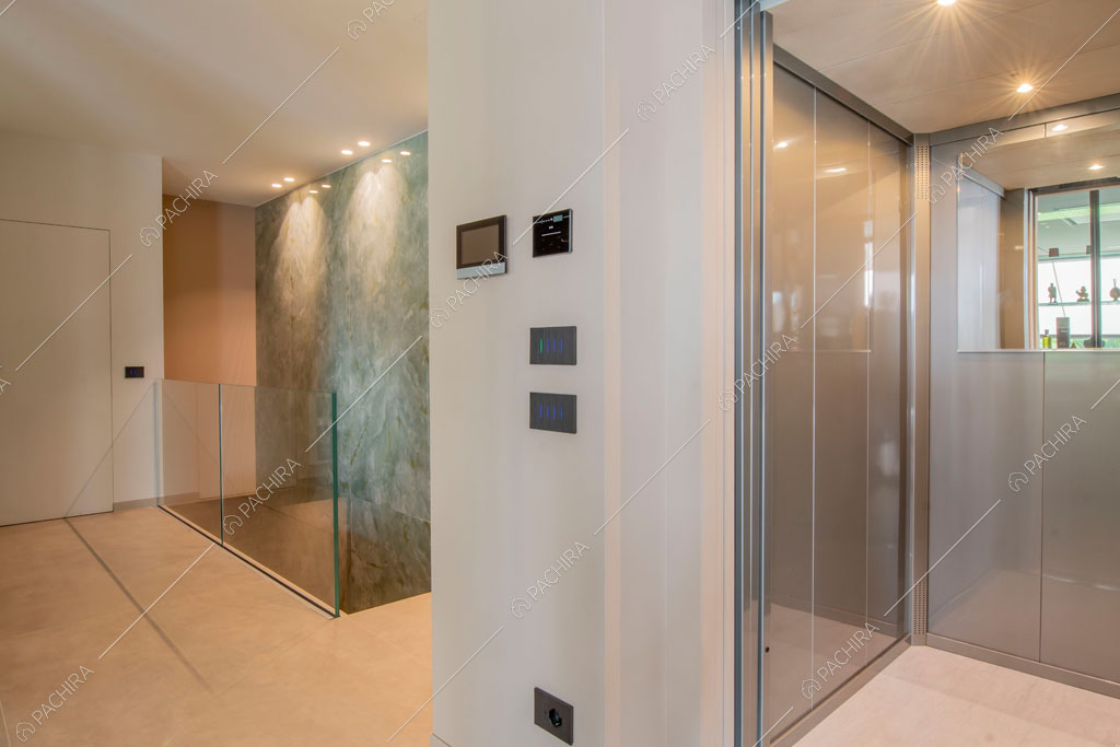 Atrio della villa Yellowstone, location in stile contemporaneo a Bergamo