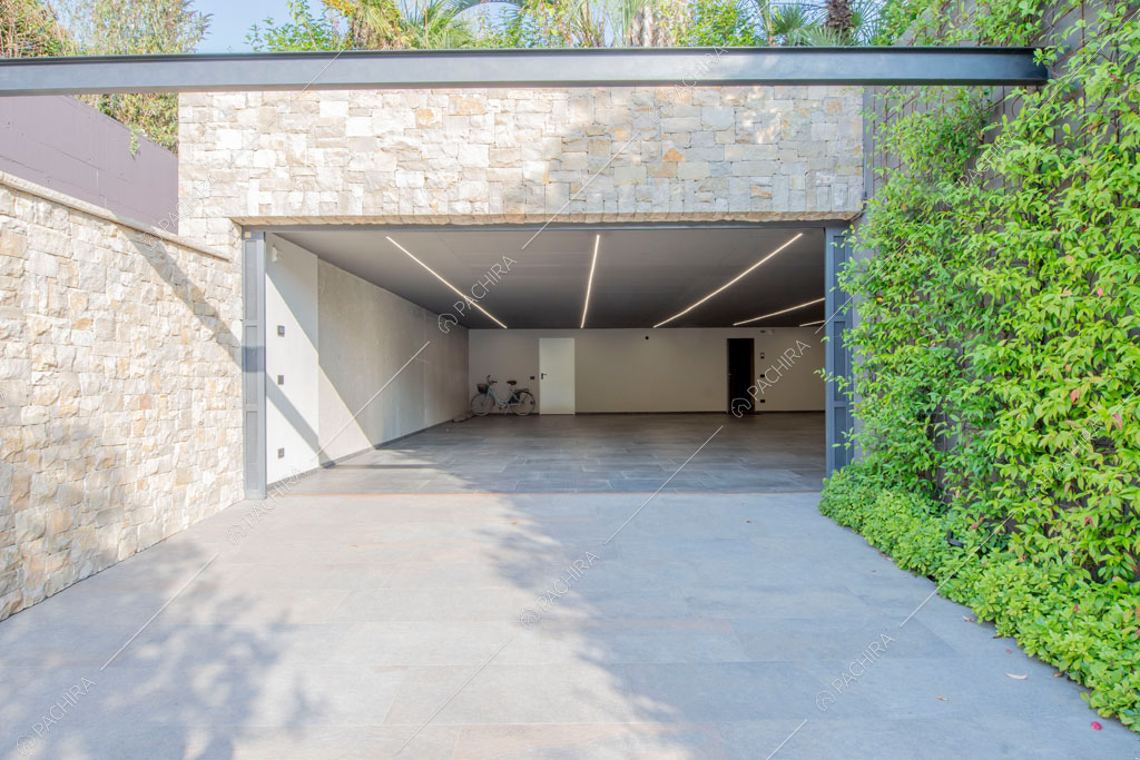 Garage della villa Yellowstone, location in stile contemporaneo a Bergamo