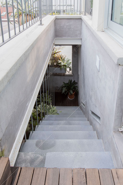 Scale dell'appartamento Kamet, location in stile contemporaneo a Milano