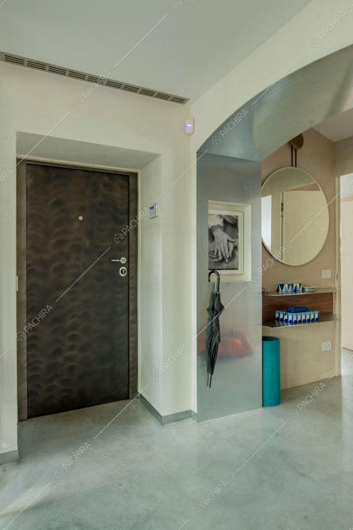 Ingresso dell'appartamento Kamet, location in stile contemporaneo a Milano