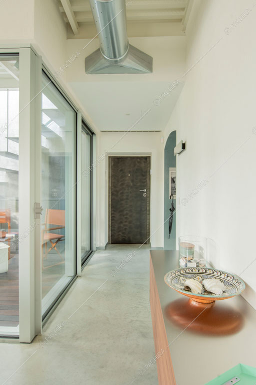 Corridoio dell'appartamento Kamet, location in stile contemporaneo a Milano