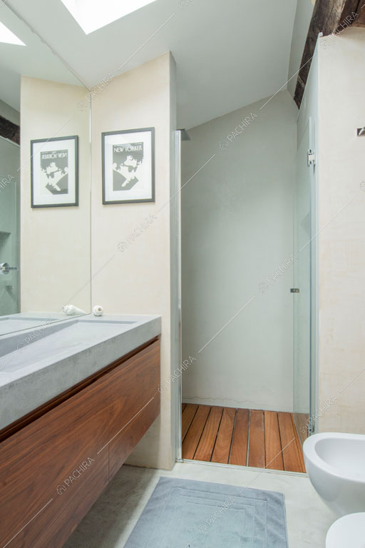 Bagno dell'appartamento Kamet, location in stile contemporaneo a Milano