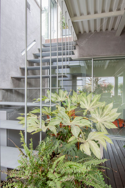 Scale dell'appartamento Kamet, location in stile contemporaneo a Milano