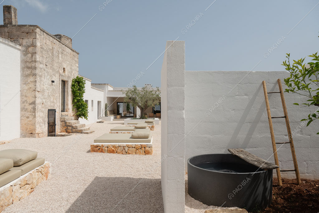 Esterni della masseria Kyanite, location in stile contemporaneo a Brindisi