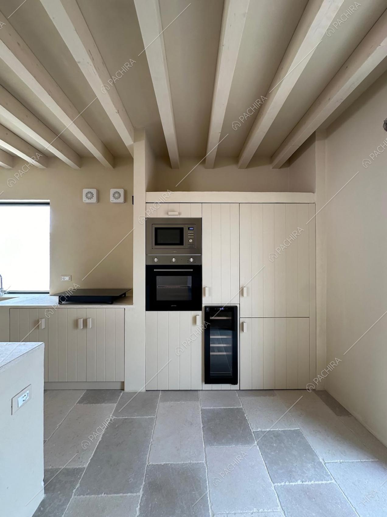 Cucina della masseria Kyanite, location in stile contemporaneo a Brindisi