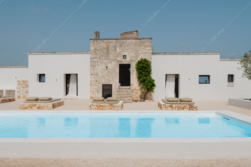 Piscina della masseria Kyanite, location in stile contemporaneo a Brindisi
