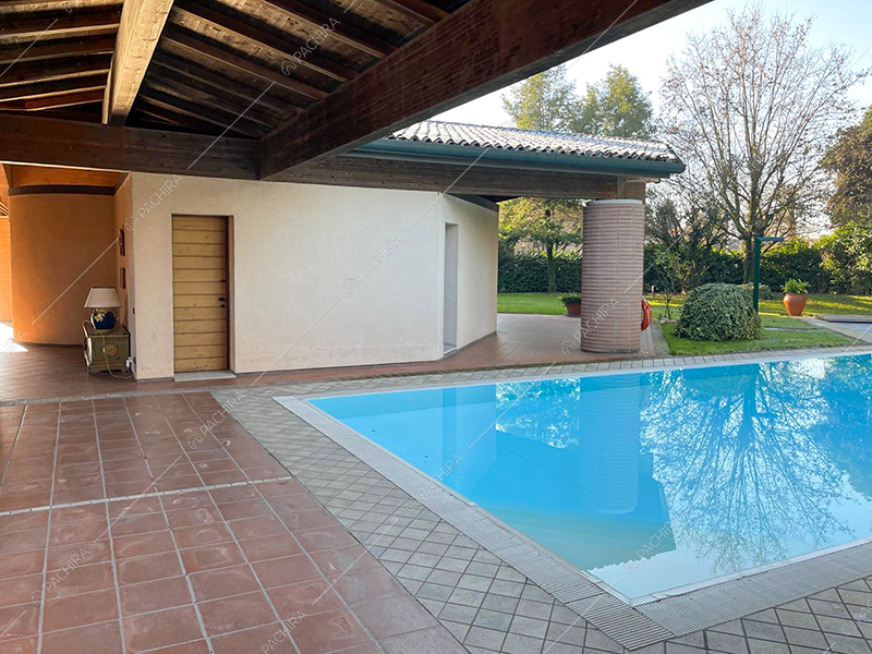 Piscina della villa Drava, location in stile classico a Brescia