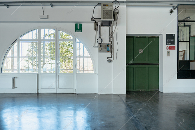 Ingresso di Annapurna, spazio espositivo in stile industriale a Lecco