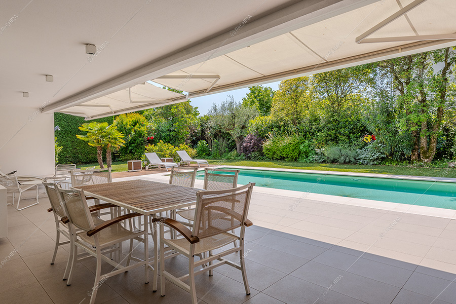 Veranda della villa moderna Amanita, location per shooting a Bergamo