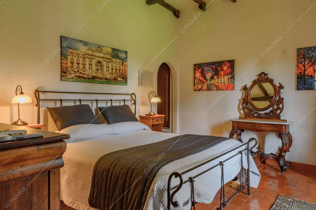 Camera da letto matrimoniale della villa Ebridi, location in stile rustico a Roma