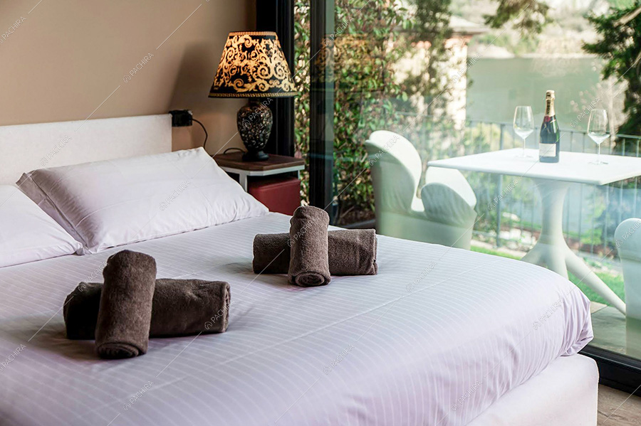 Camera da letto della villa Rangipo, location moderna per shooting a Como